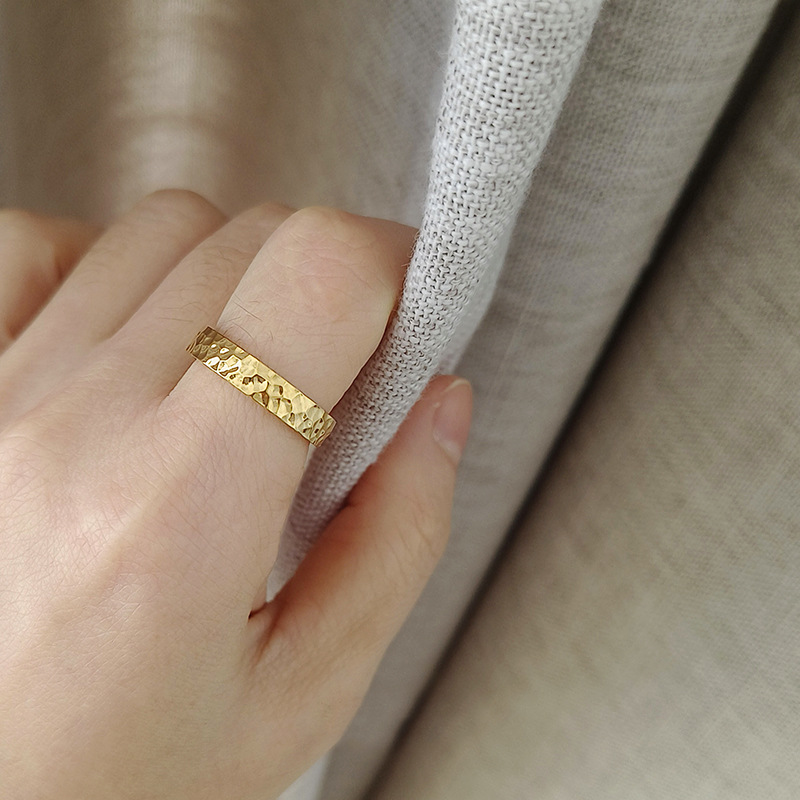 Rozbitý ľad, ľad, staroveká voda, vlnenie, ručne vyrobený kladivový textúrovaný dizajn, úzka edícia, módny titánový oceľový pozlátený prsteň pre ženy._voghion.com