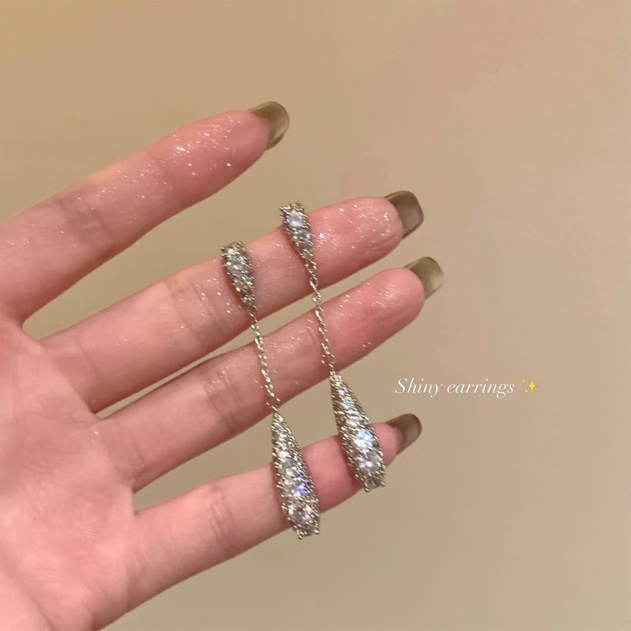 Zhao Lu Si Xu Mi deslumbrante con aretes de goteo de agua flash Xu Yan con aretes de temperamento de alta calidad