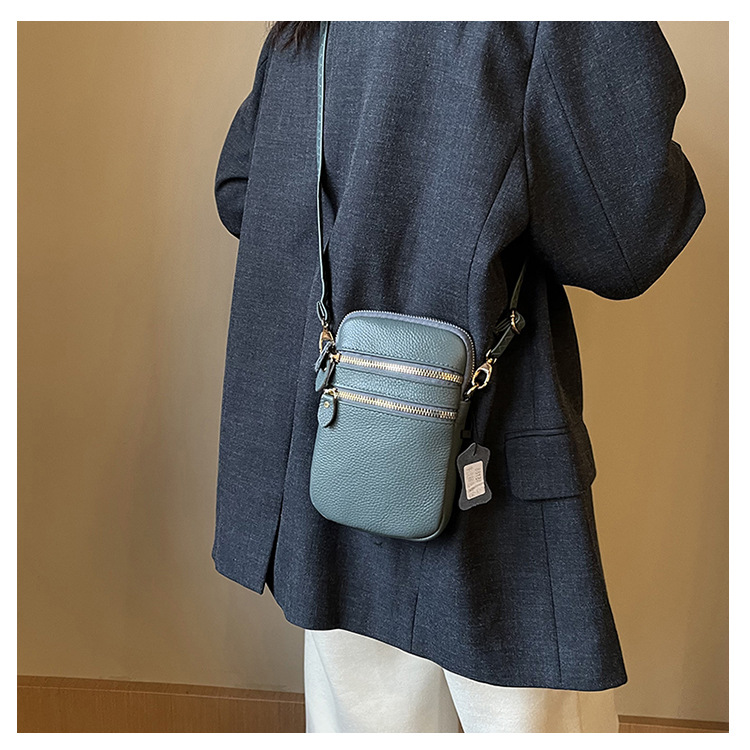 Women's Solid Color Genuine Leather Zipper Phone Wallets display picture 16