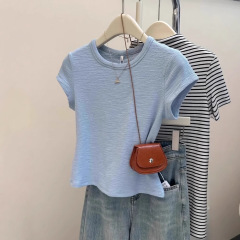 筋理のしわ感の半袖のtシャツの女性の夏の韓国版の修身の中で外を着て底のシャツのショートタイプの正肩の上で服を着ます。
