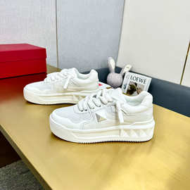 V家金属柳钉粗鞋带厚底时尚小白鞋女中帮高品质休闲通勤板鞋男款