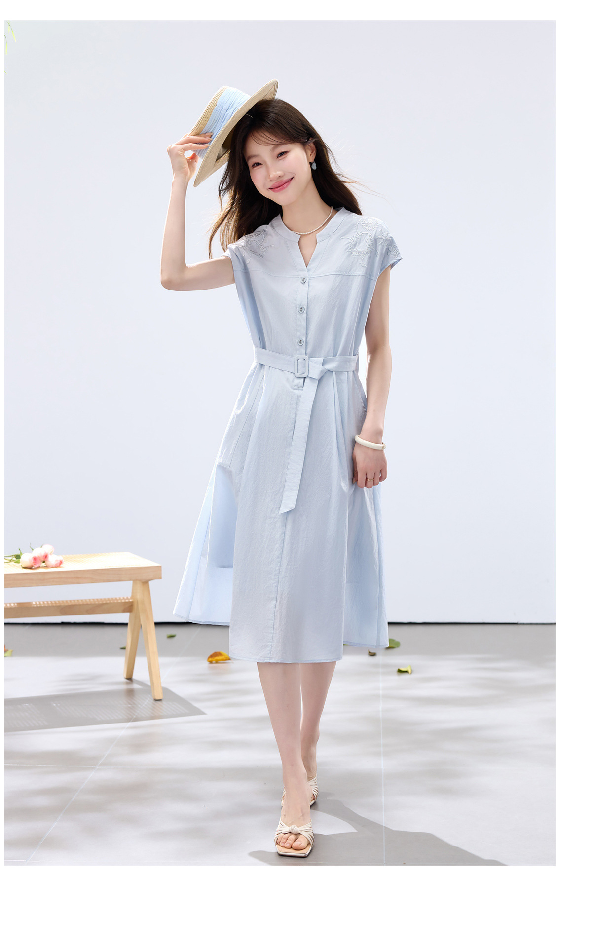 Đầm maxi nữ thắt eo cao, thiết kế quá gối, thêu hoa tinh tế phong cách trưởng thành — xanh lam, màu trắng chi tiết 25