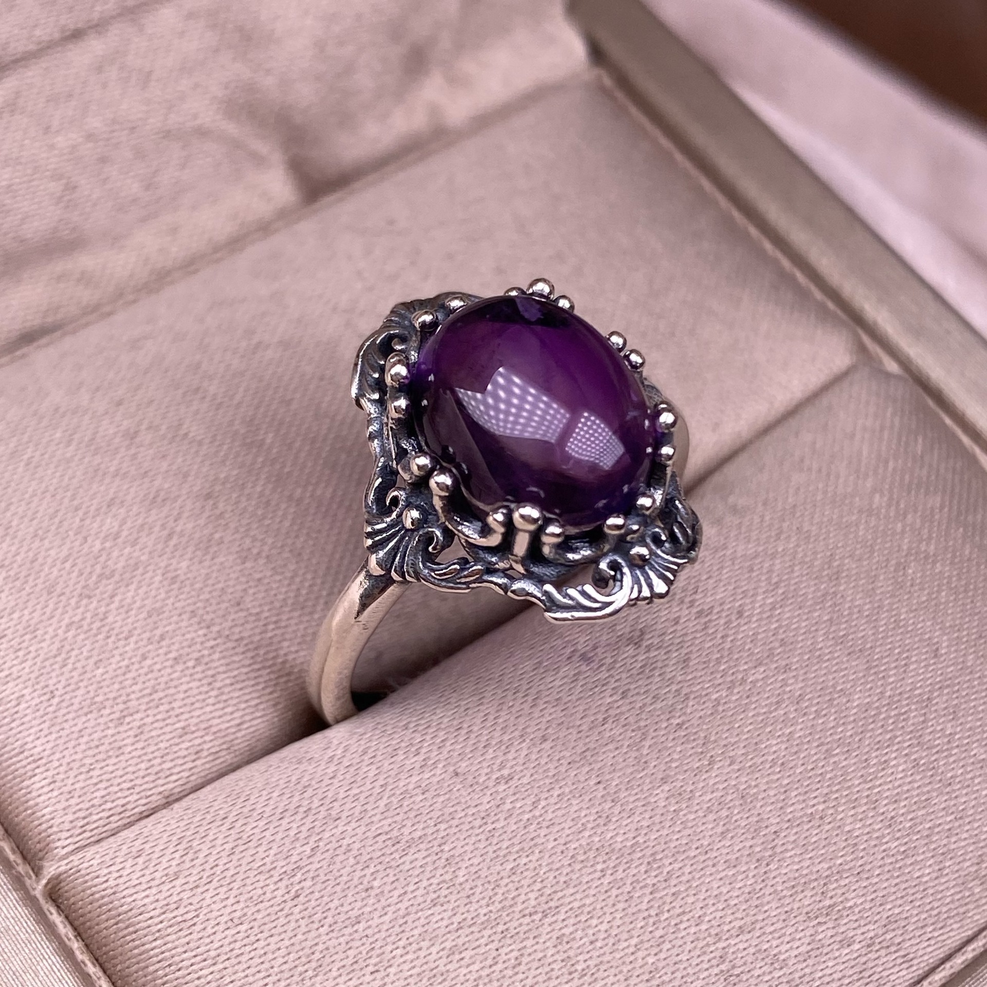 Bague Chiba thaïlandaise en argent incrusté d'améthyste, style vintage vieilli, dentelle népalaise, unisexe, accessoire en cristal et pierre précieuse colorée_voghion.com