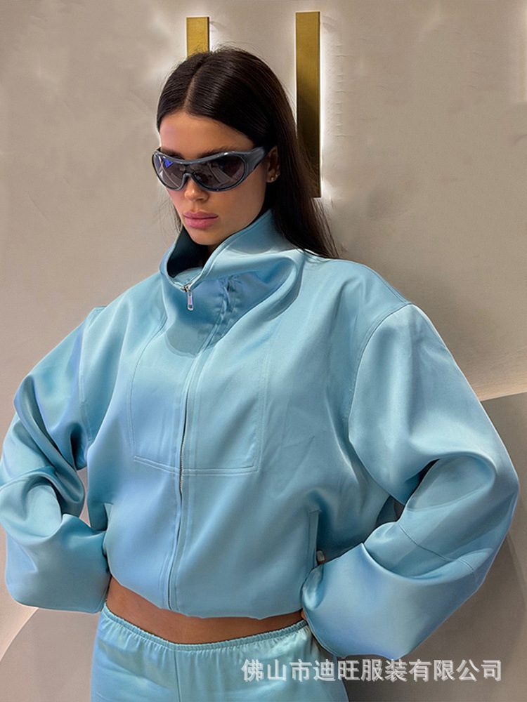 Qadın iki hissəli kostyum: atlaz jaket və şalvar