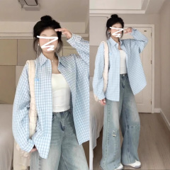 韓国系のデザイン感の小さい大衆の青い格子のシャツの女性の日焼け止めのコートの薄い金のゆったりしている春夏の長袖のシャツの卸売り