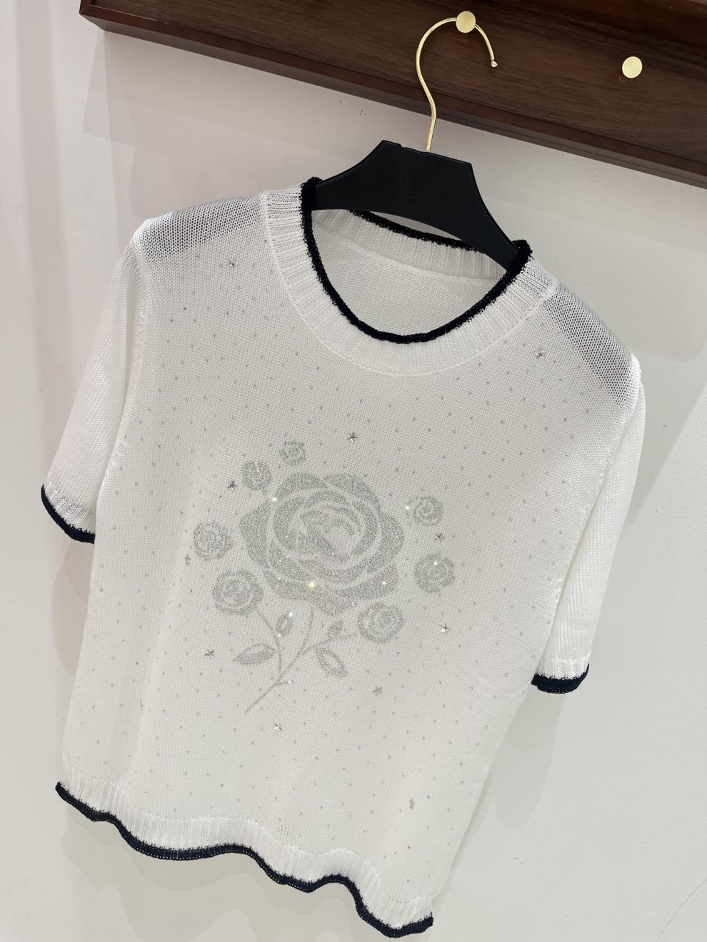 High-Quality Camellia Rhinestone Brand Logo Embellished Knitted Pullover With Round Neck And Short Sleeves, Light Luxury, Simple,_ecoleips.com
