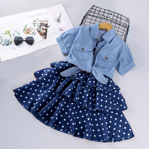 European and American-style kids' clothing for summer 2024: trendy short-sleeve denim jackets and skirts, plus a girls' export-ready outfit.
