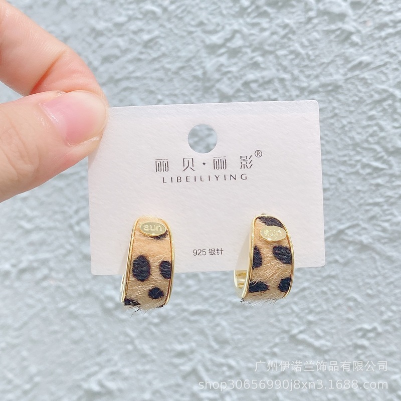 丽银/丽贝丽影早秋新款豹纹马毛系列棕色耳环几何造型925银针耳饰|undefined