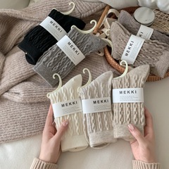 25春秋抗毛玉カシミヤ麻編み女性用ミドル丈ソックス、トレンド感あふれる万能で高見えする森ガール風無地日本風産後ソックス
