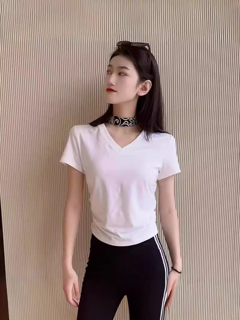 Áo thun nữ cổ chữ V tay ngắn xếp ly bên hông thiết kế đơn giản — Màu đen