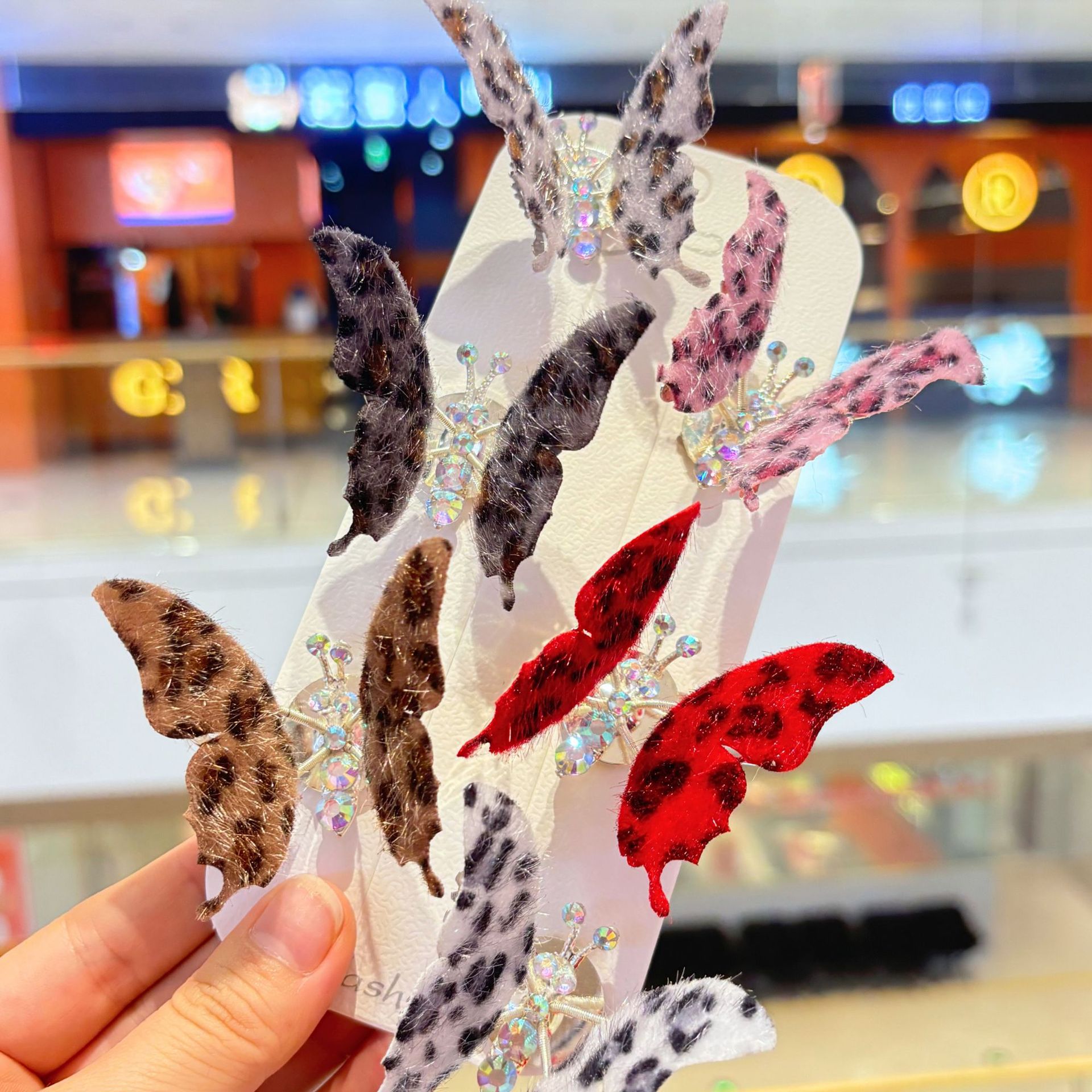 치료 5*8CM 자동차 센터 콘솔 페이스트 레오파드 무늬 포인트 드릴 나비 전기 자동차 헬멧 장식 창조적 인