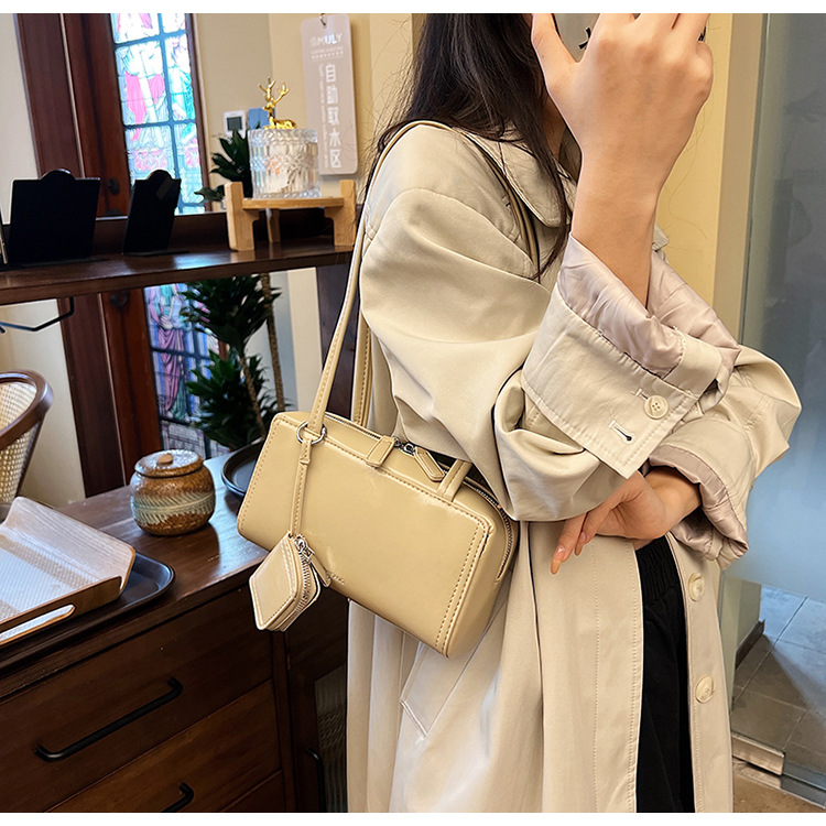 The 2024 new women's single-shoulder underarm bag is a simple and elegant commuting bag with a Korean-style niche design sense. It's a small square bag undefined
