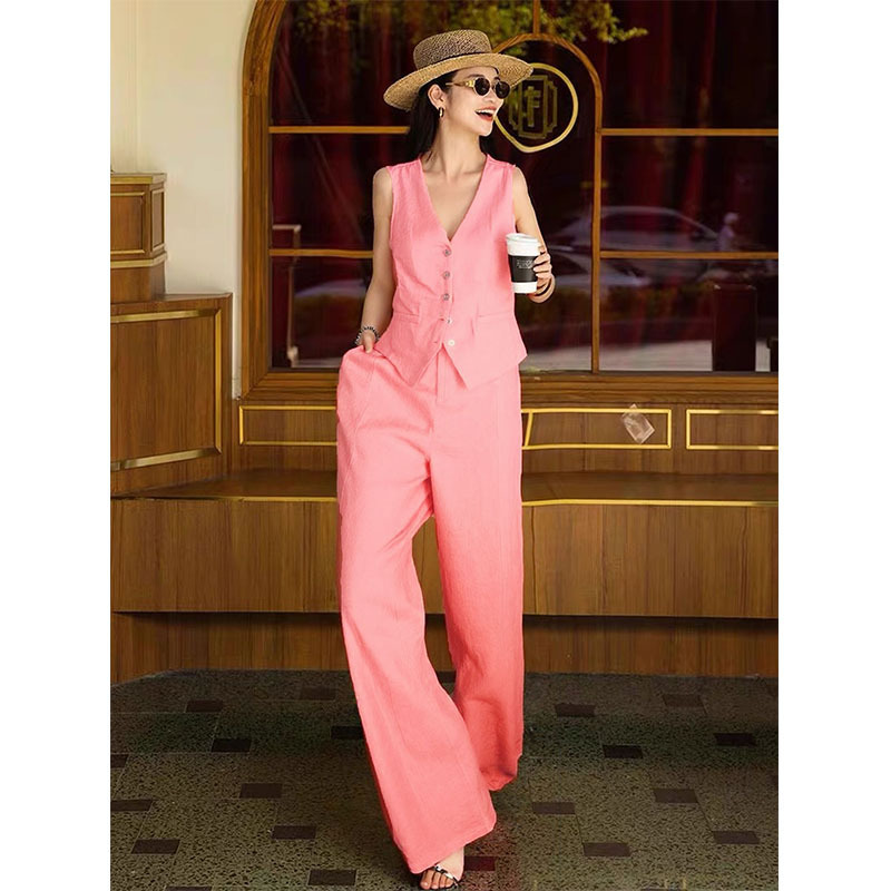 In Summer, Wear a Complete Set of Fashionable Pink V-Neck Suit, Vest and Pants. This Year’S Popular Two-Piece Set In Summer, Wear a Complete Set of Fashionable Pink V-Neck Suit, Vest and Pants. This Year’S Popular Two-Piece Set