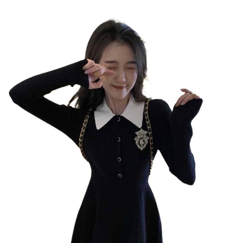 新しい黒色の長袖のニットのワンピースの女性の秋の小さい子供の学院の風は身を修めてやせている気質の小さいスカートの婦人服を現します。|undefined