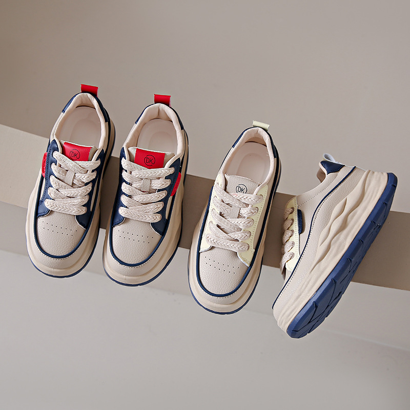 Muffin con suela gruesa aumentó la altura de los zapatos de mujer 2025, comercio exterior nuevos zapatos blancos con suela suave, zapatos deportivos ociosos de nicho