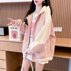 カジュアルなパーカーの女性はだらだらしています。
