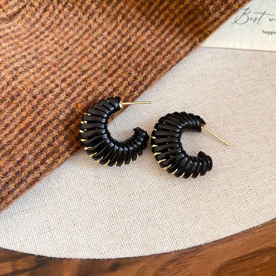 Pendientes geométricos con pliegues irregulares con cuentas de vidrio con aguja de plata Pendientes de alta calidad de temperamento negro Pendientes ligeros de lujo