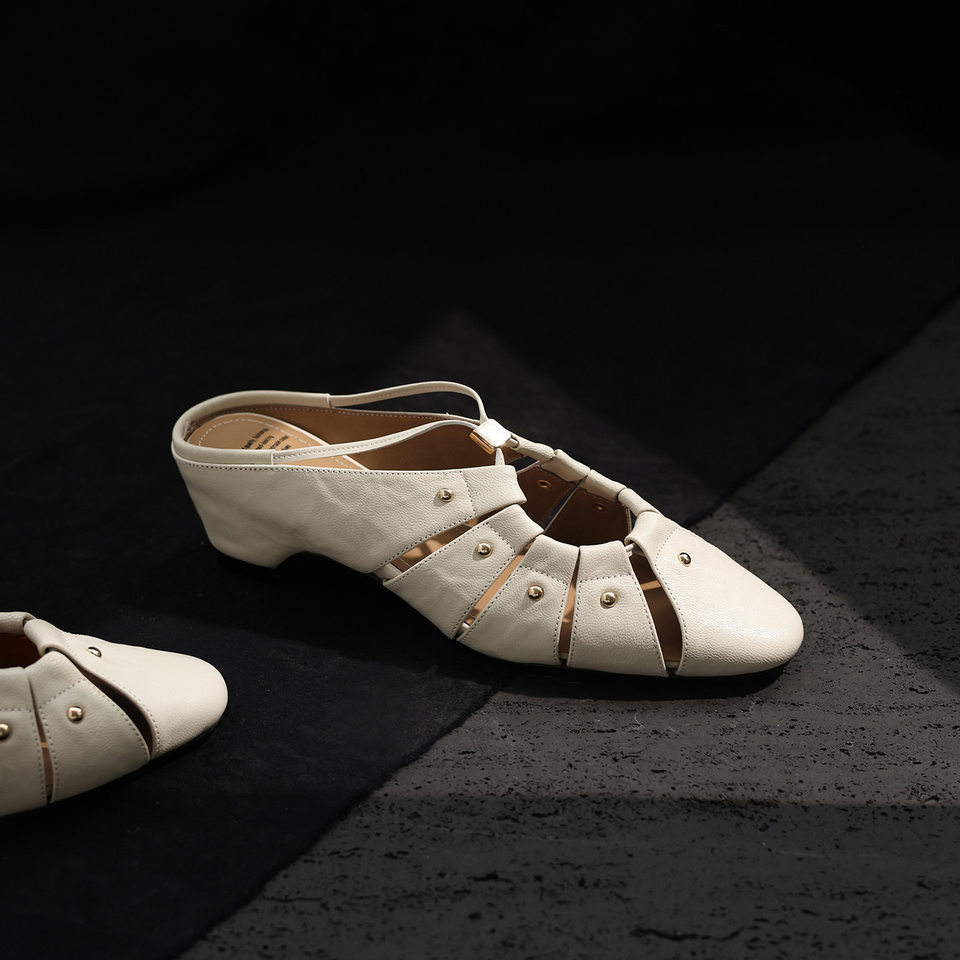 Sandal cao gót nữ mũi nhọn hở mũi, gót 5.5 cm, phong cách vintage đinh tán rỗng — Xám xanh