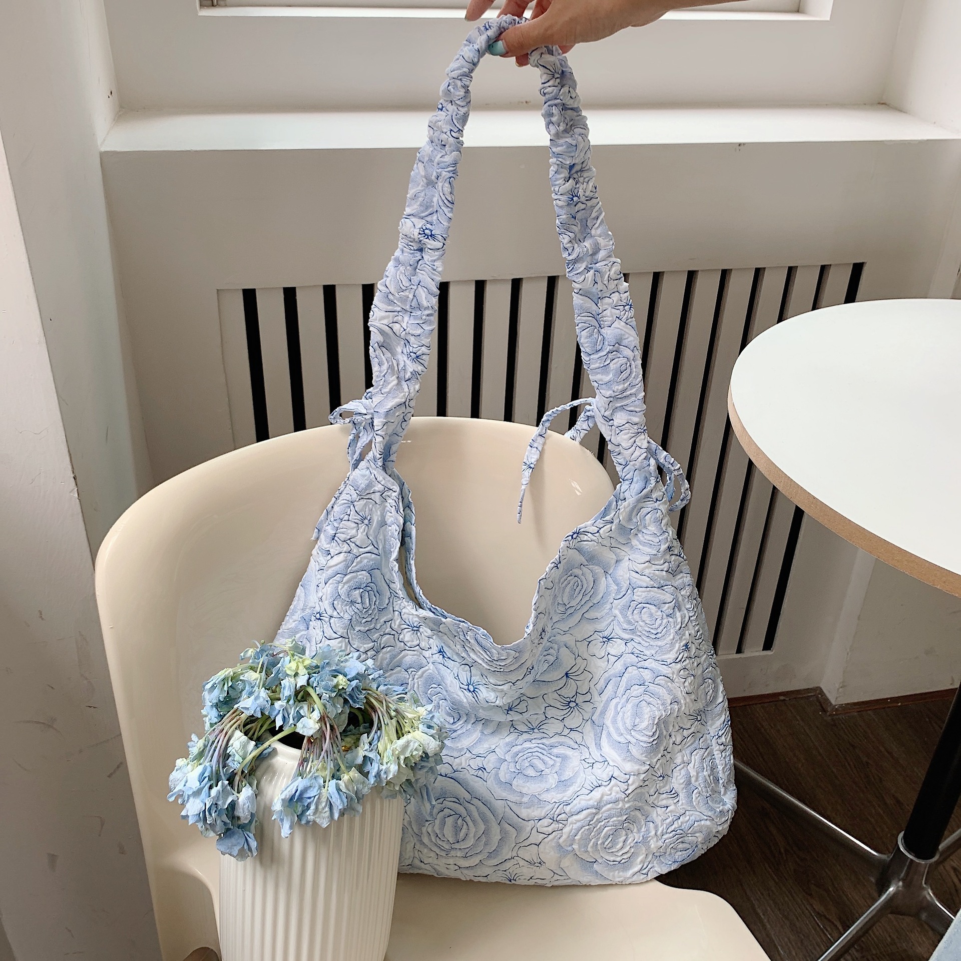 Wholesale of 25244 Jacquard blue rose large-capacity portable bags, clutch bags, storage bags, ladies' tote handbags undefined