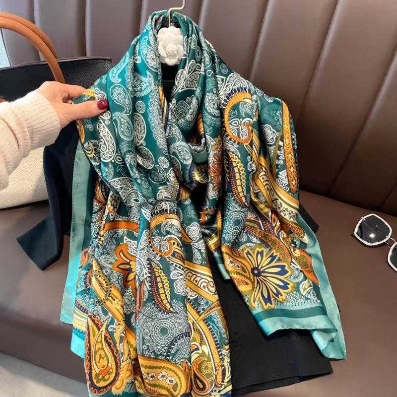 Nuevas letras europeas impresas en piedras preciosas amarillas imitación de seda seda brocado al aire libre con una toalla de playa bufandas de seda para mujeres