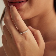 优雅精致皇冠水滴流苏锆石戒指女式铜珠链食指指环可调节抽拉设计