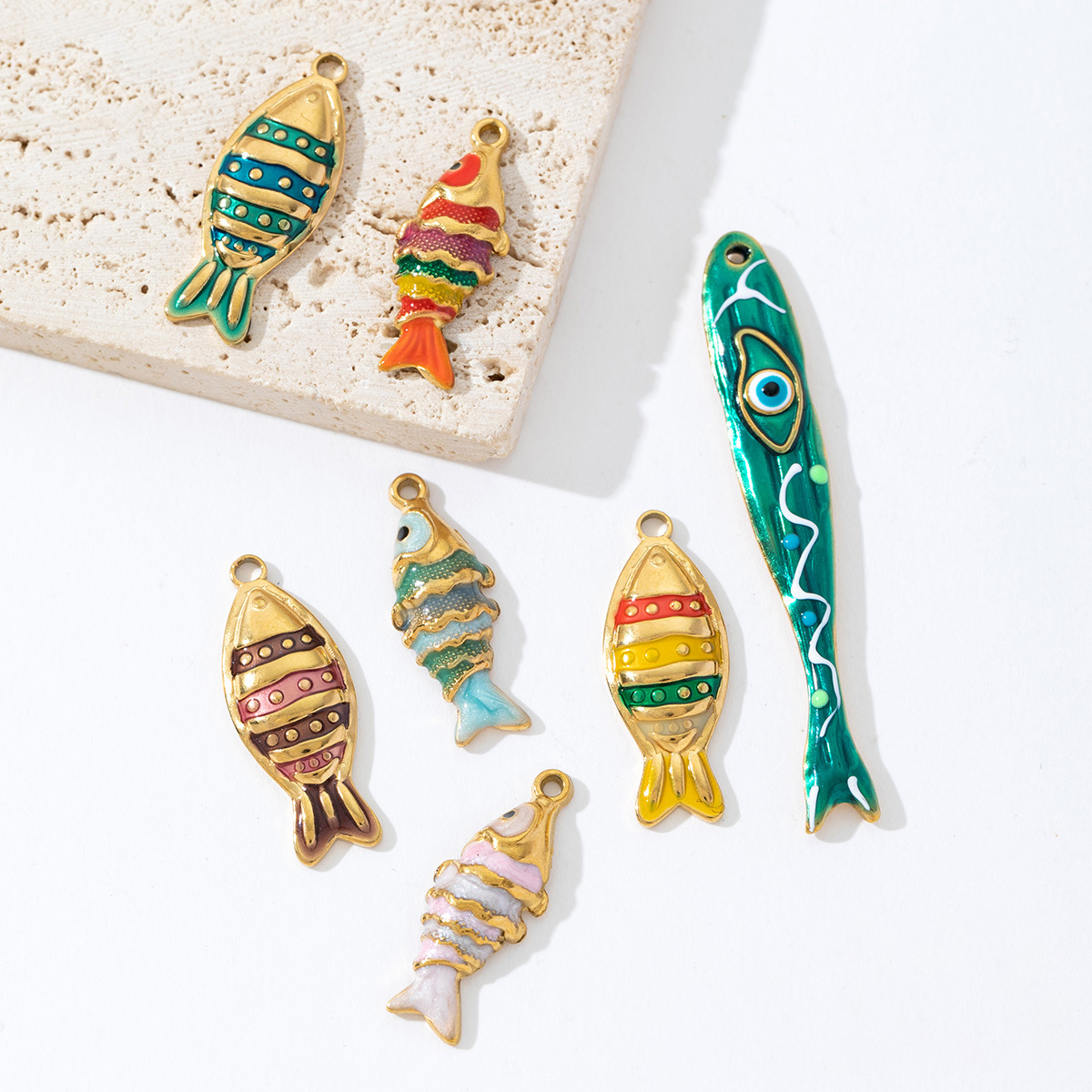 Electroplated jewelry pendants, featuring cute cartoon ocean fish designs, long fish-shaped oil drip pendants, DIY necklace accessories, stainless steel pendants