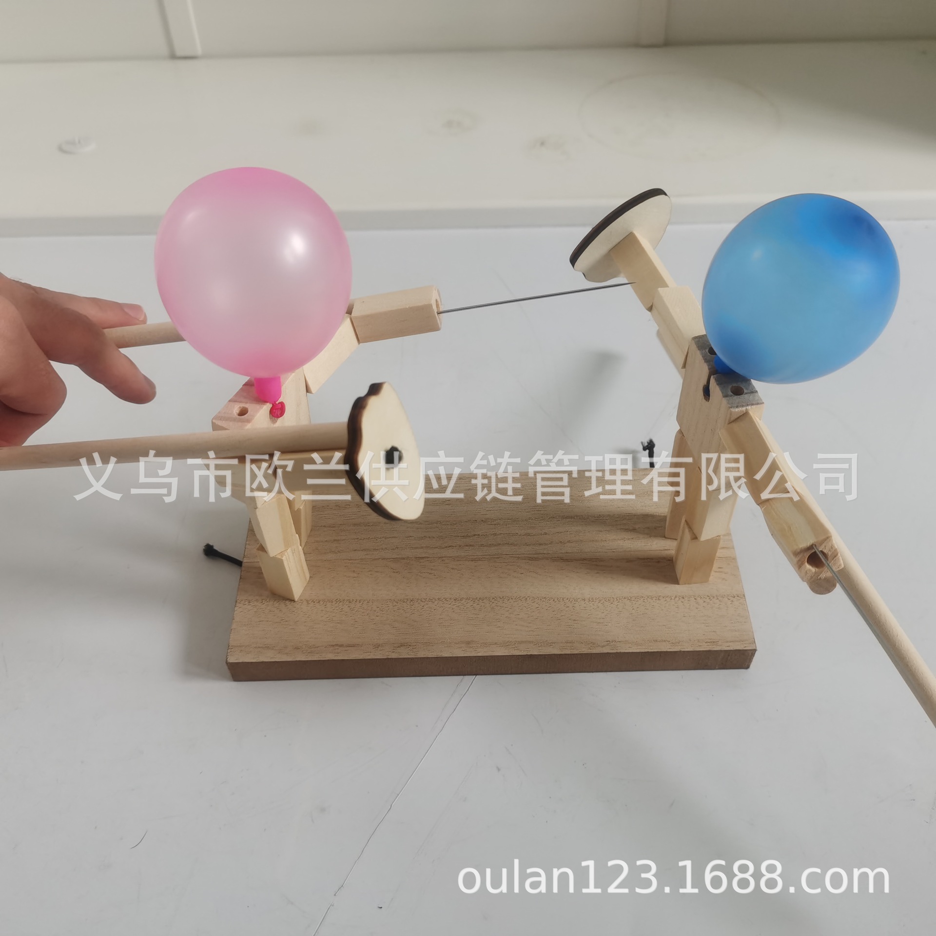 400개의 풍선이 달린 밧줄을 매는 사람