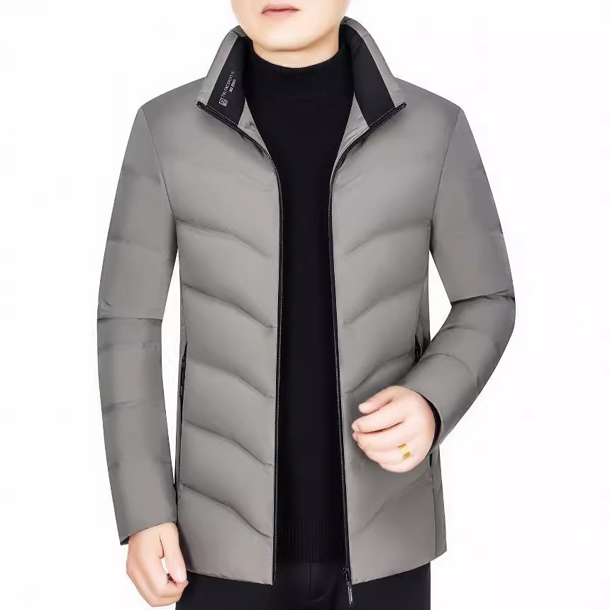 冬の新型ダウンジャケット男性のショートタイプの軽薄で厚手の防寒コートの中で青年男性のカジュアルなアヒルの綿毛の服は代行します。