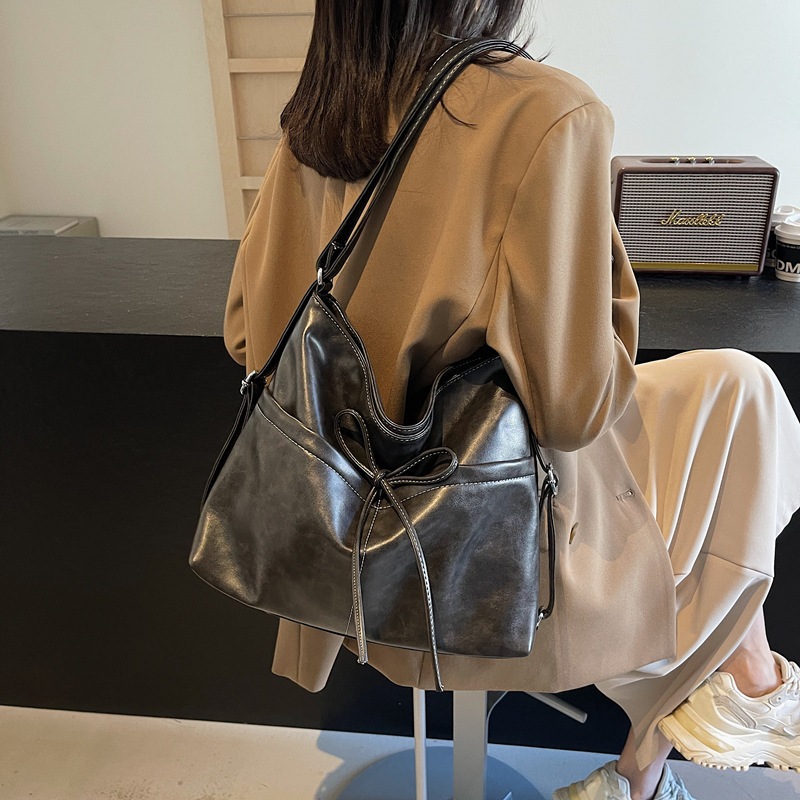 Bolsos de gran capacidad de otoño e invierno de comercio exterior para mujer 2024 nuevo bolso retro de alta gama con sentido Tote mochila de un solo hombro de todo fósforo