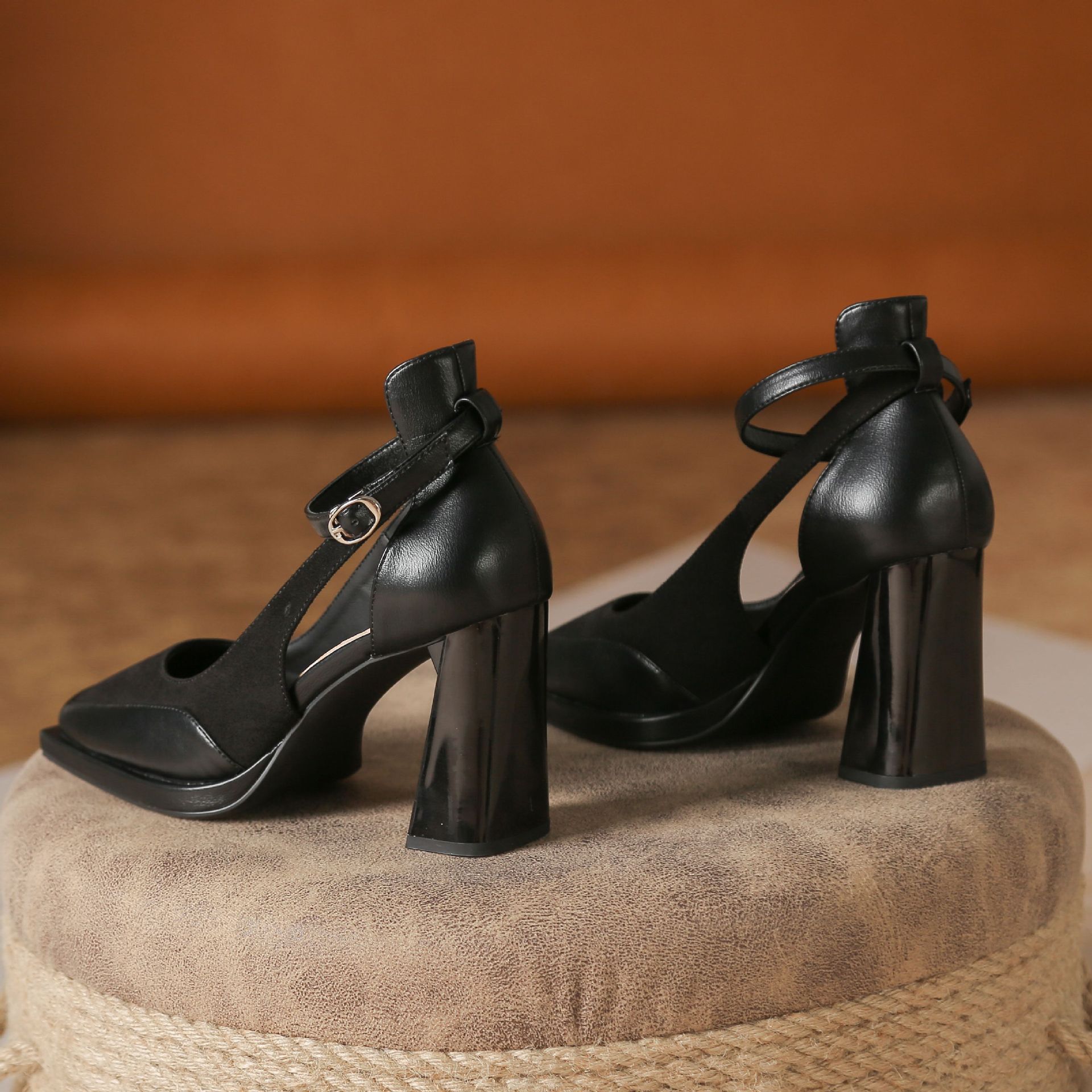 Sandales Y9530 imperméables à plateforme et talon bloc romain, style ajouré sur le côté, nouveauté été, à une bride, polyvalentes et élégantes, idéales pour les déplacements quotidiens et les occasions professionnelles._voghion.com