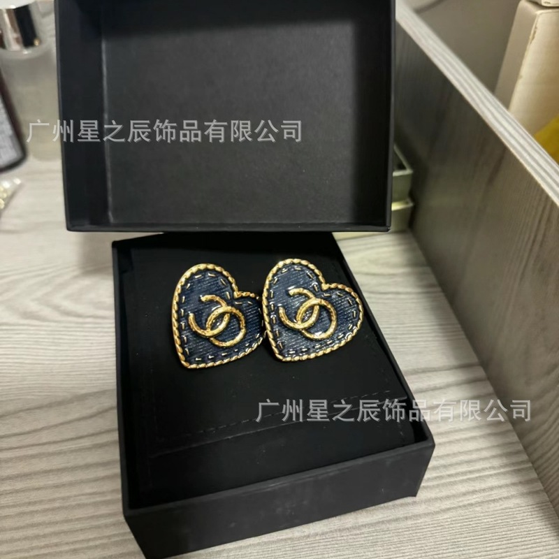 女性用の香家ペアバージョンダブルCブルーラブデニムイヤリング、女性用の小さな香りのハート型イヤリング、工場卸売のリアルショット|undefined