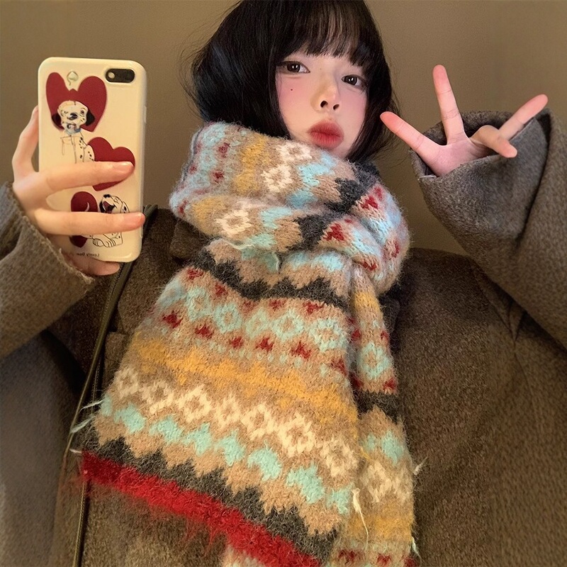 フェア島風ニットマフラーの女性秋冬の高級感が色にぶつかって、保温韓国系の雰囲気感があります。|undefined
