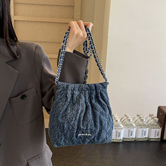 ファッショナブルな刺繍デニムチェーンクロスボディバッグ女性の絶妙なニッチショルダーバッグ通勤携帯電話小さなバッグクロスボーダー