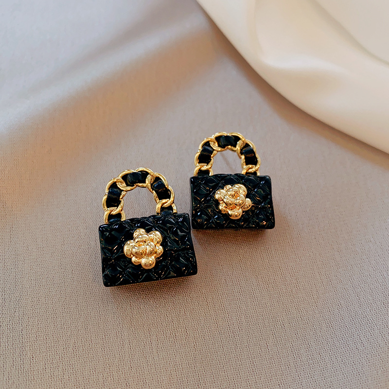 Pendientes geométricos con pliegues irregulares con cuentas de vidrio con aguja de plata Pendientes de alta calidad de temperamento negro Pendientes ligeros de lujo