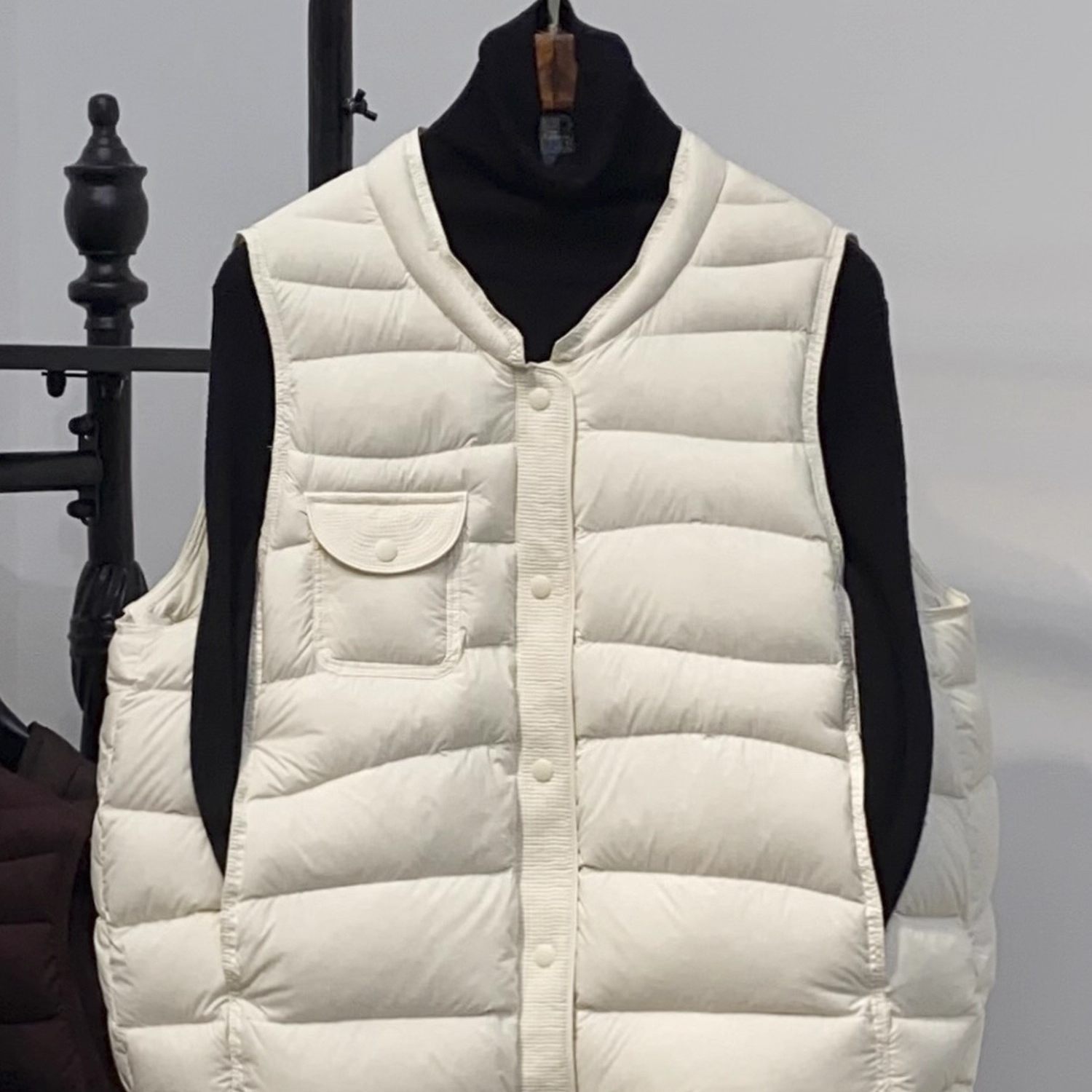 Artistic-style small stand-up collar down vest for women, 2026 new lightweight single-breasted vest, winter warm thick outerwear