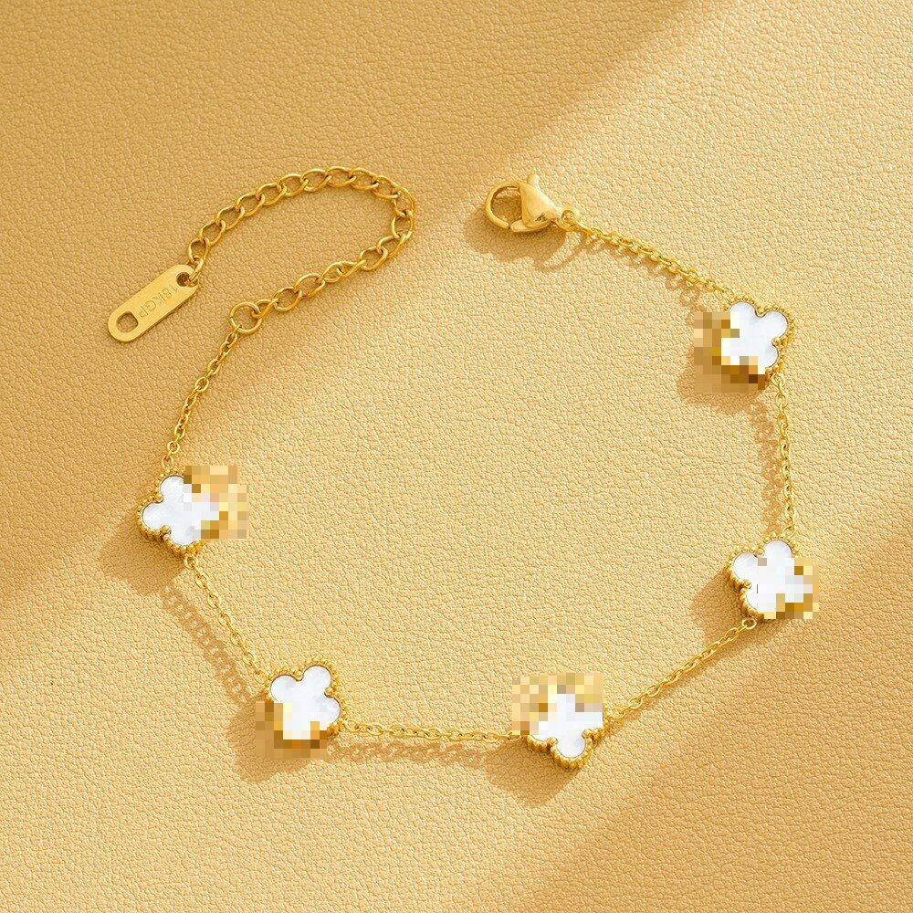 Pulsera de trébol de acero titanium vendedora caliente transfronteriza europea y americana con incrustaciones de concha pulsera colgante pulsera de diseño avanzado sin desvanecimiento al por mayor