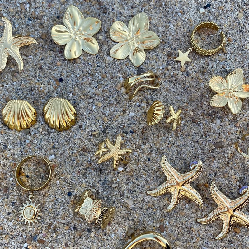 Taena Pendientes de acero inoxidable europeos y americanos, lujo ligero, sensación de alta calidad, océano de nicho, viento natural, anillo de acero de titanio de oro de 18k, estilo ins