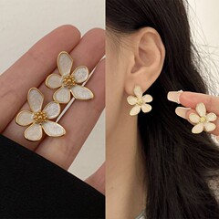 小さな新鮮でシンプルな白い滴り釉の花のイヤリング、ニッチなファッション、絶妙なスタイル、多用途の女性用イヤリング卸売