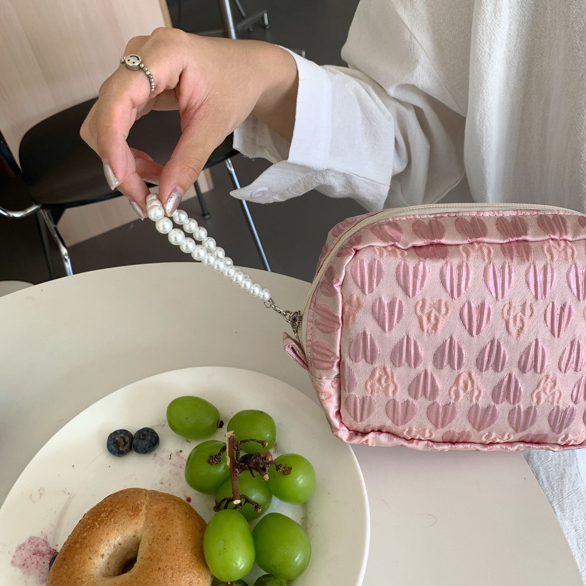 28172 Pearl pendant tassel hand-held cosmetic bag, embossed French storage bag, compact hand-held handbag undefined