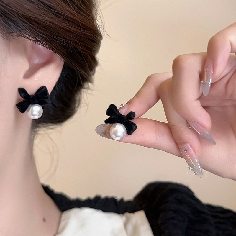 Pendientes geométricos con pliegues irregulares con cuentas de vidrio con aguja de plata Pendientes de alta calidad de temperamento negro Pendientes ligeros de lujo