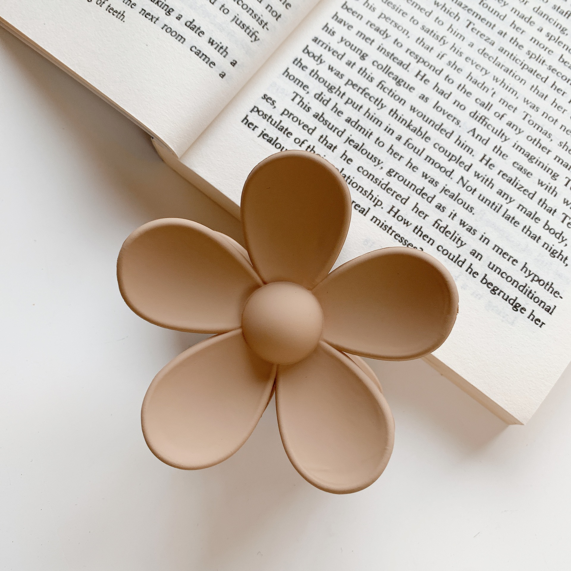 Leche marrón captura clip neto rojo 2022 Nueva horquilla trasera cabeza captura de pelo grande tiburón clip tocado horquilla para las mujeres