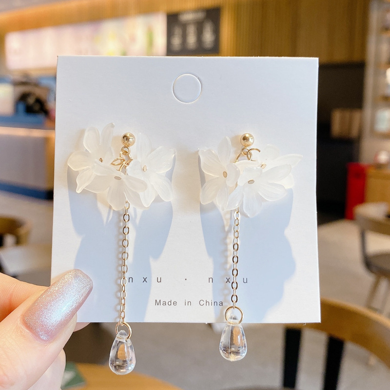 Pendientes transfronterizos, pendientes de metal de alta calidad, pendientes de 2025 nuevos pernos de moda, temperamento ligero y lujoso, pendientes de atmósfera