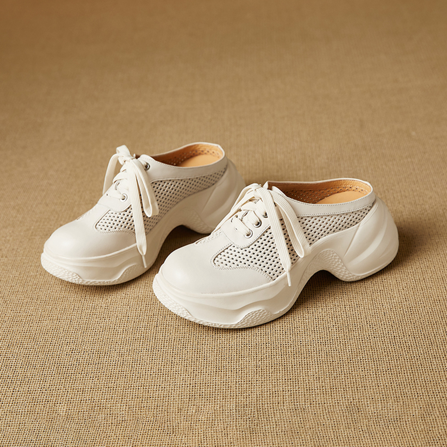 Dép sandal nữ quai chữ V đế bánh mì cao 5 cm, mũi trùm kín, phong cách casual — màu trắng ngà