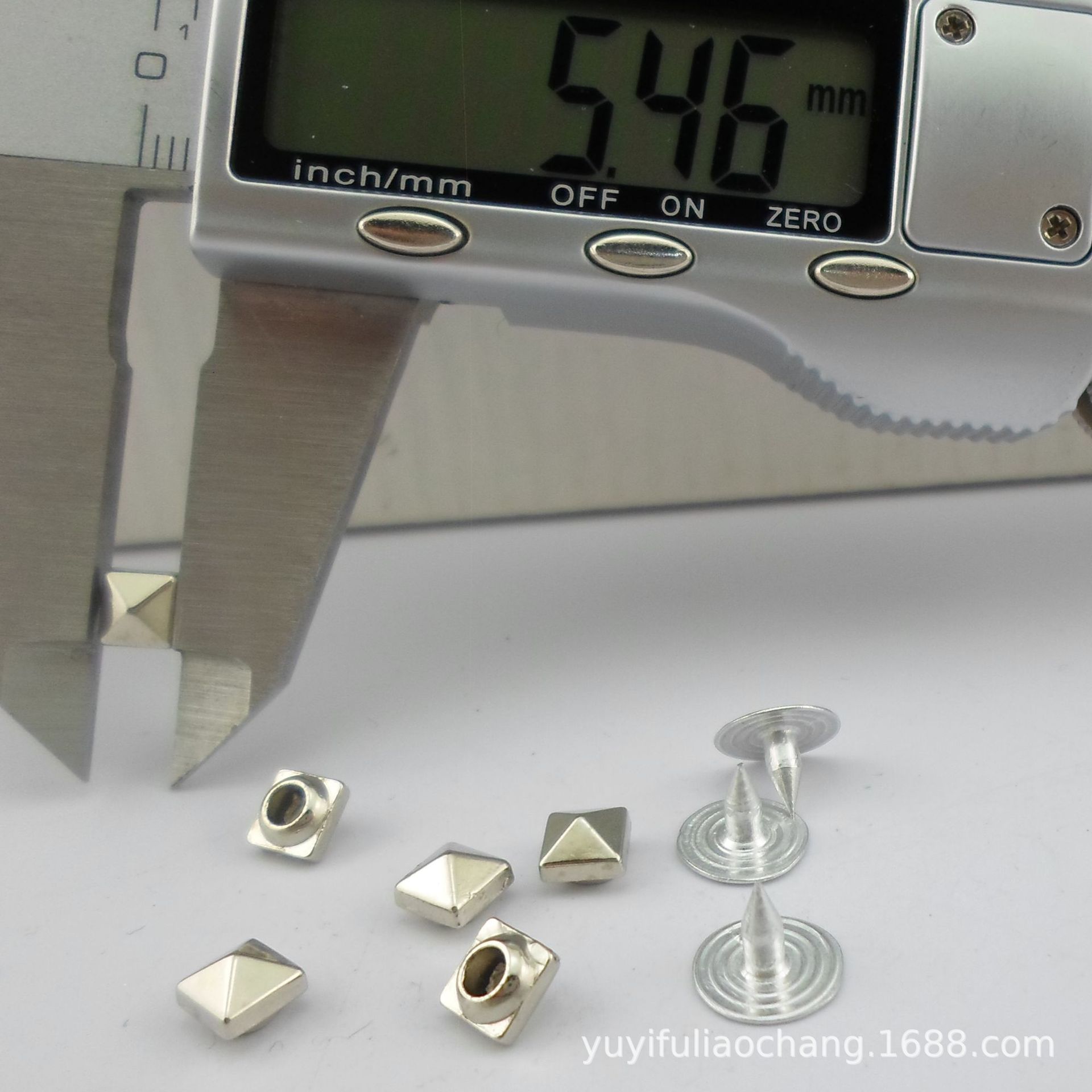 （合金）5.5MM高尖方形铆钉方撞钉金字塔四方柳丁 朋克鞋材配件