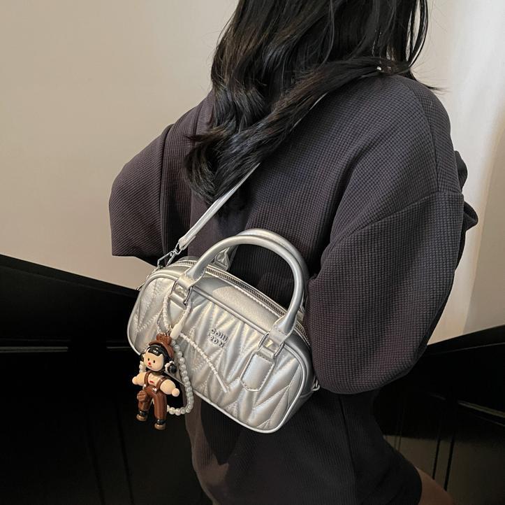 Bolso de bolos portátil de moda de hilo de bordar para mujer 2025 nuevo bolso de hombro plisado de todo fósforo de moda bolso cuadrado pequeño de sentido avanzado