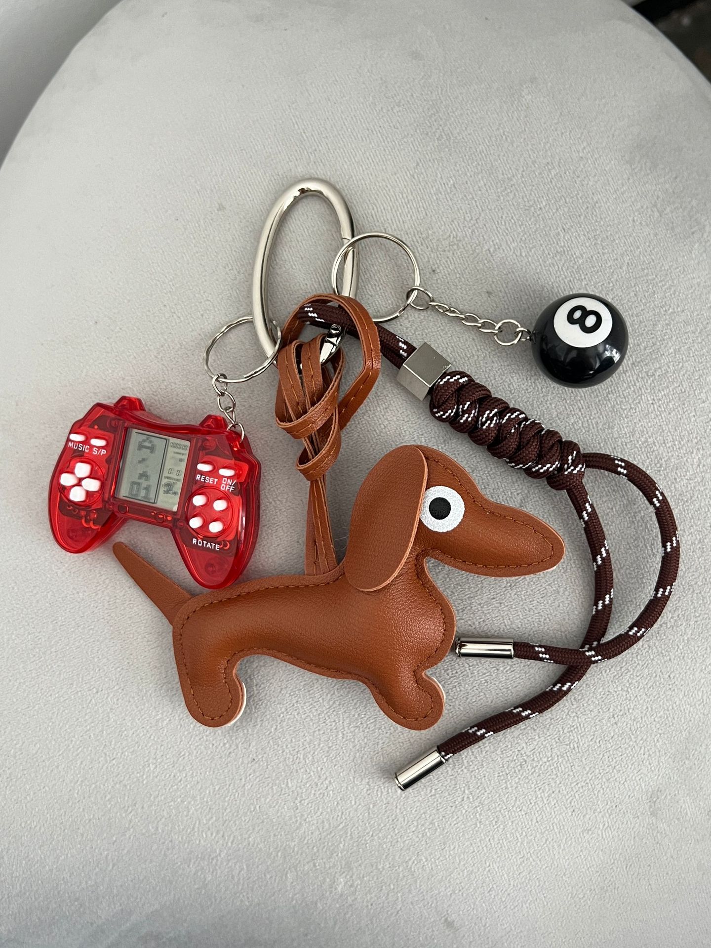 빨간 게임 콘솔 닥스훈트 모델