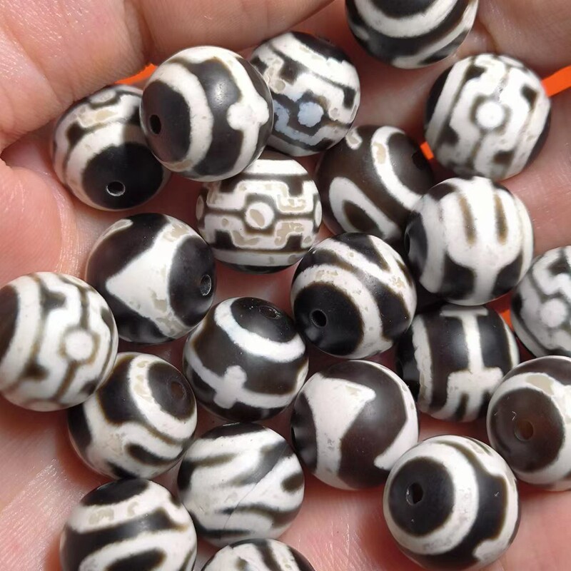 Wufu linmen expensive word Tiger tooth pattern Lotus treasure bottle money hook agate sky beads refreshing black and white clear calcium loose beads