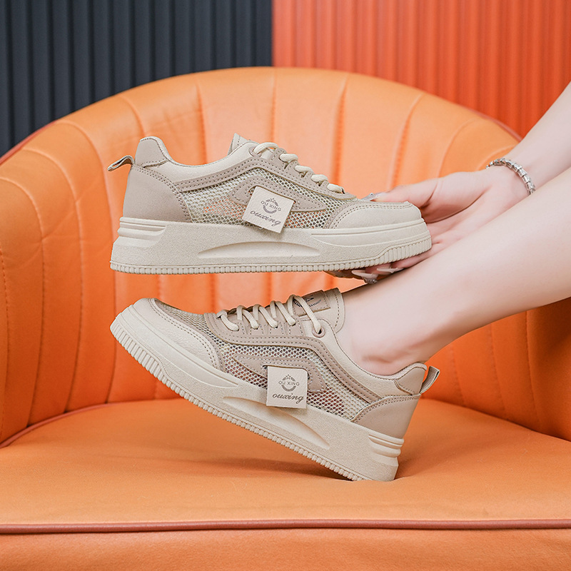 Zapatos blancos transpirables de malla para mujeres 2025, nuevos zapatos deportivos casuales de verano de moda nacional, zapatos de altura de suela gruesa