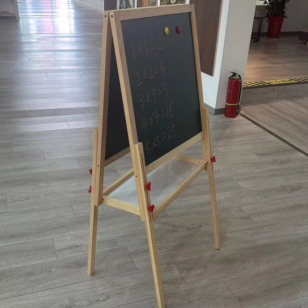 �ڰ�չʾ��羳A�Ϳ��С�����������д�����̯���ƴ���չʾ