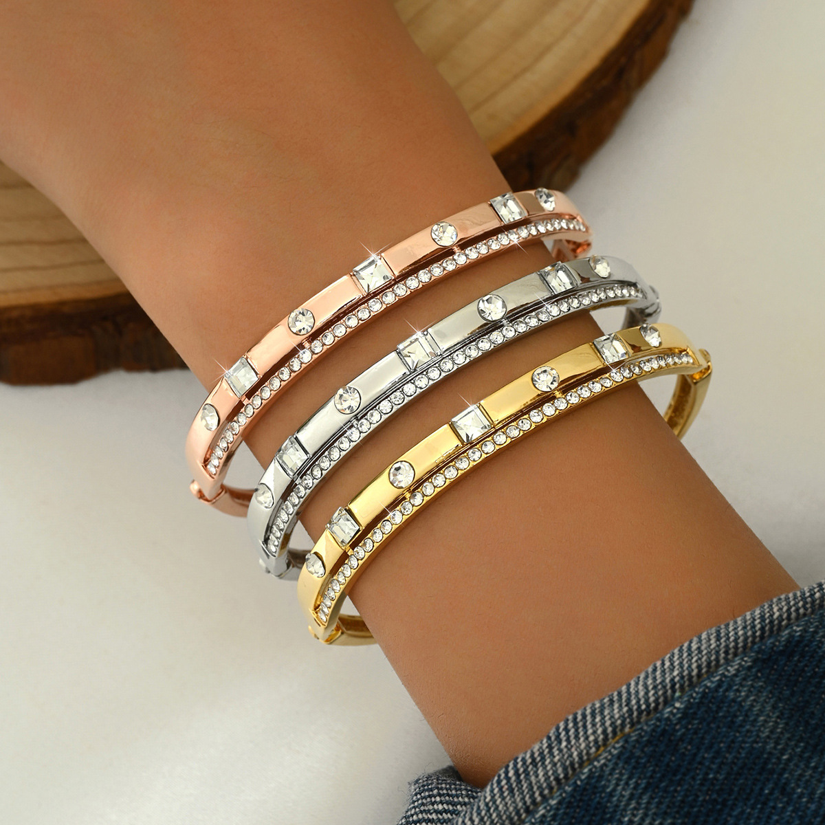 Nuevo brazalete de amor transfronterizo de mujer alta sensación de pequeña pulsera de diamante exquisita hueco cuadrado joyas de lujo ligeras al por mayor image 1